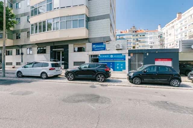 Fachada do Allstorage São Domingos de Benfica com carros estacionados