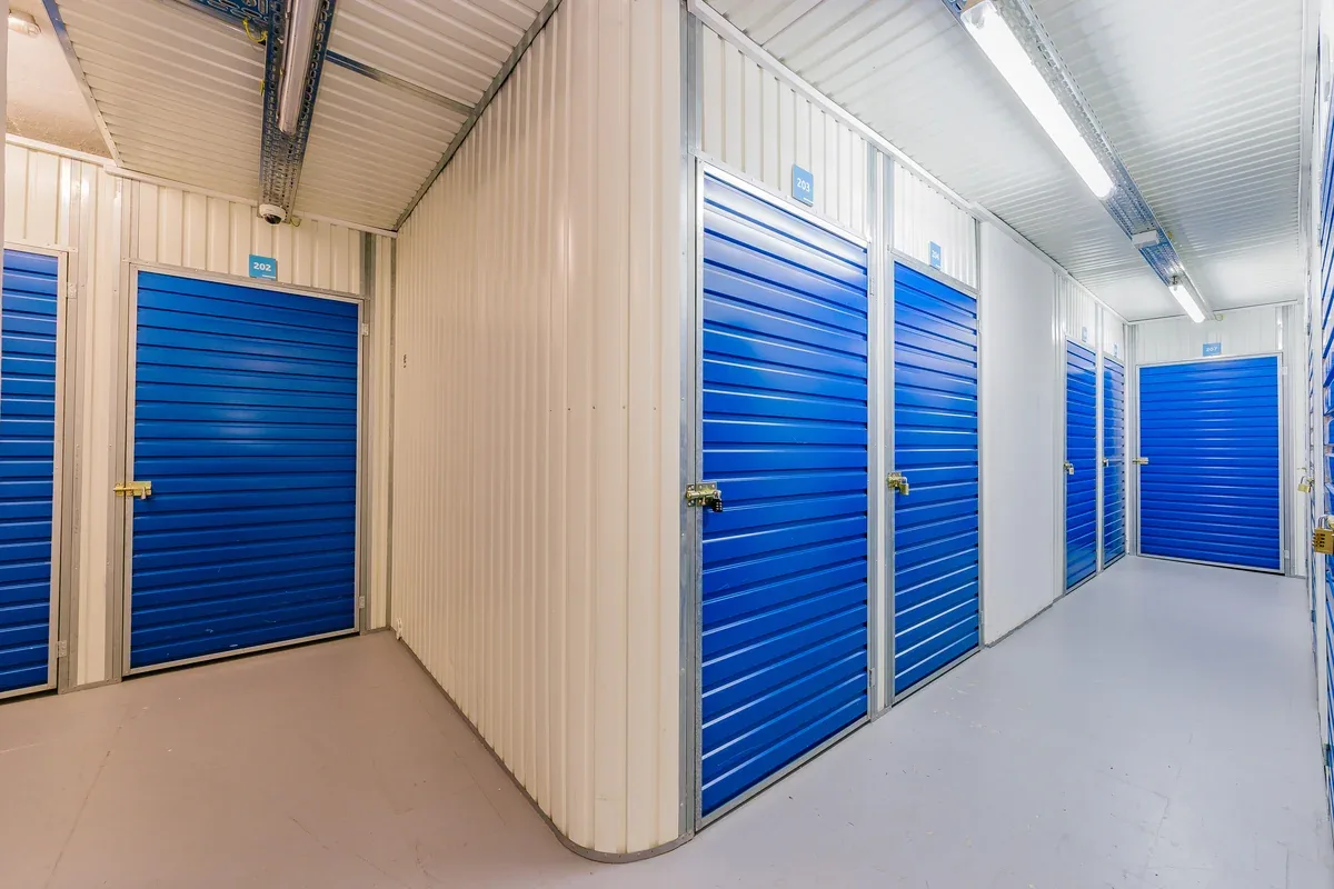 Corredor de unidades de self-storage com portas azuis