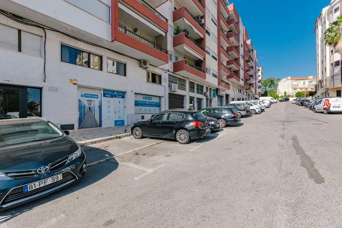 Fachada da Allstorage Sete-rios com estacionamento